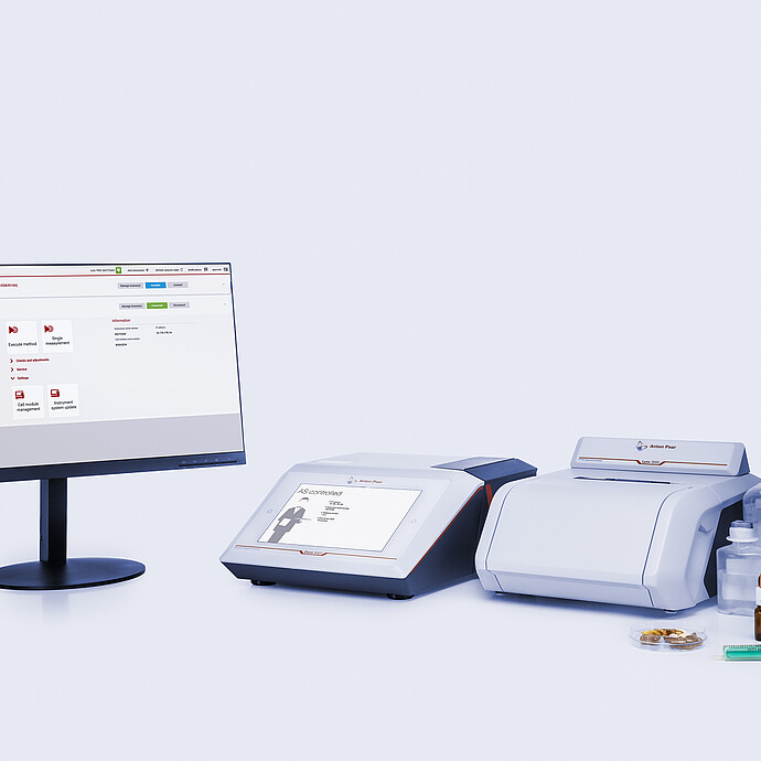 cora 5001 拉曼光谱仪和 lyza 3000 ftir 光谱仪连接到显示出 spectroscopy suite 光谱分析软件的显示器，附近有各种制药样品和容器。