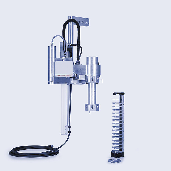 xrdynamic autosampler 机械臂，装有单个垂直进样盘，和单独放置的圆盘形样品架。