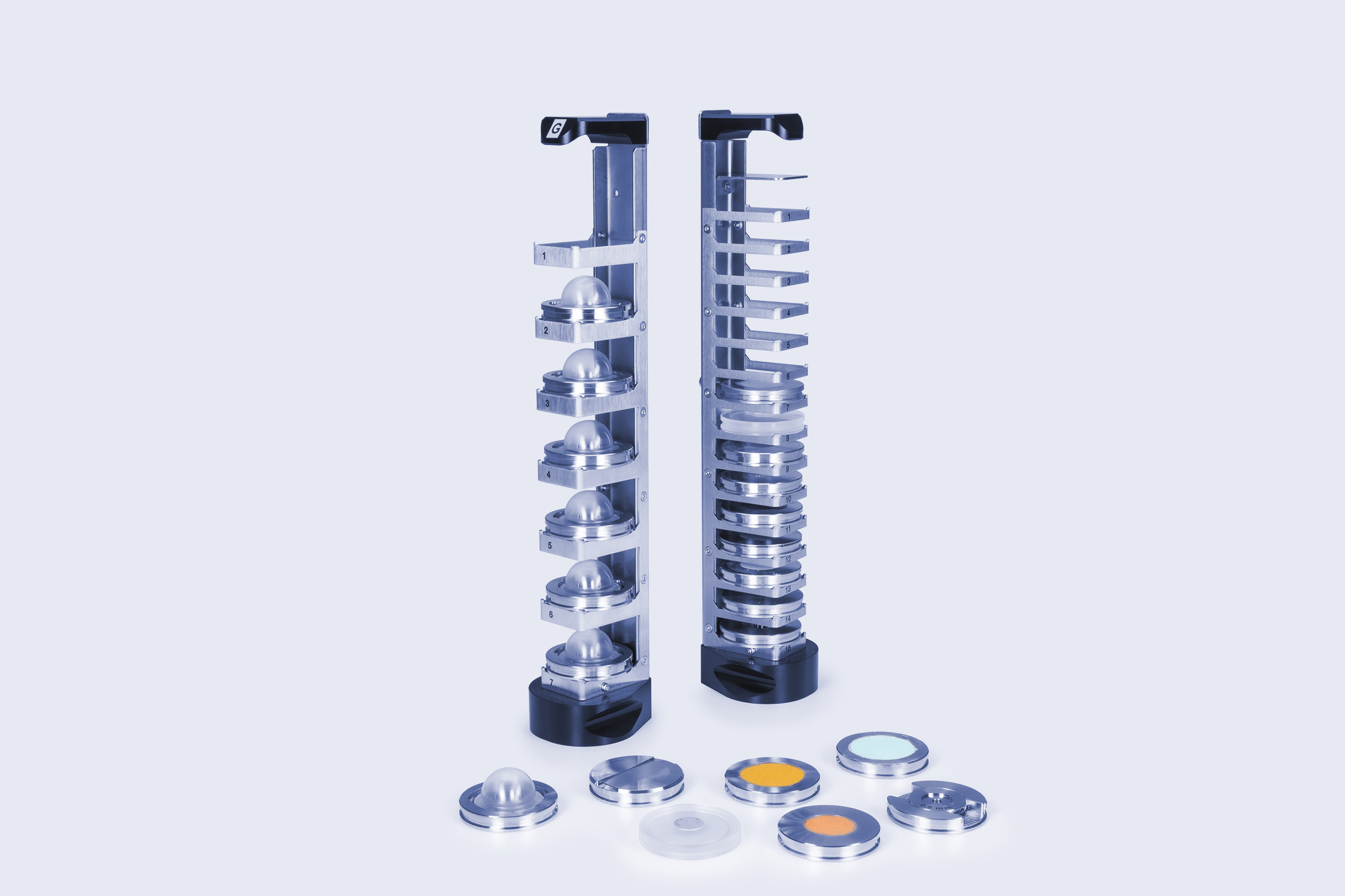 与 xrdynamic autosampler 配合使用的两个进样盘和各种样品架，排列在浅色背景上。